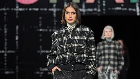 tweedowa sukienka chanel|chanel aw22 tweed tastic.